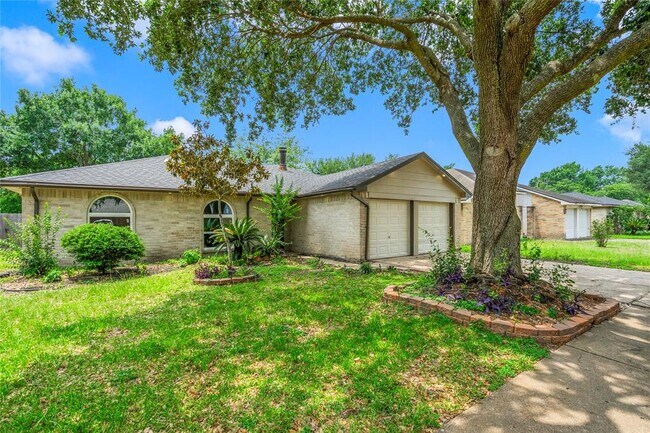 Building Photo - 16323 Maplemont Dr