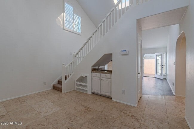 Building Photo - 3-bedroom townhome in great central Phoeni...