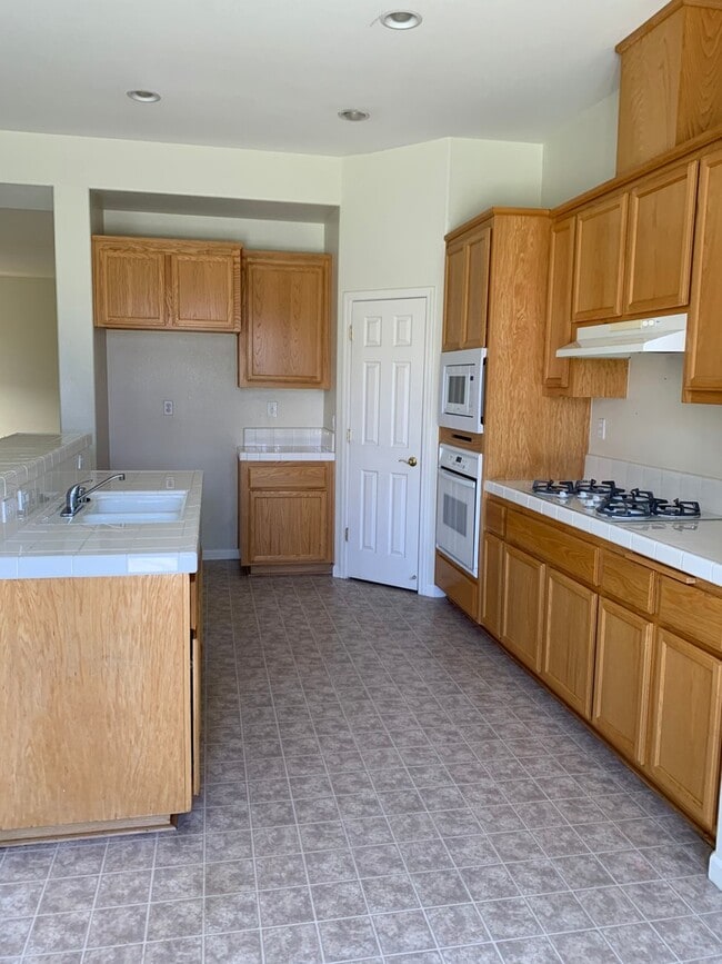 Building Photo - Spacious 3-bedroom 2 bathroom Home-Travis ...