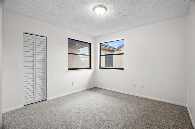 Building Photo - 1013 SW 112th Ter