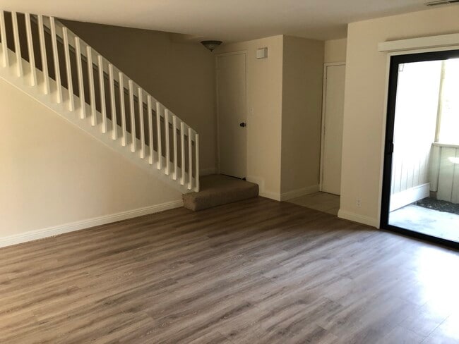 Building Photo - 818 Juno Ln