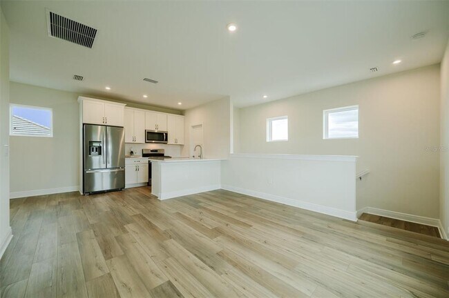 Building Photo - 7910 Lake Flores Ave