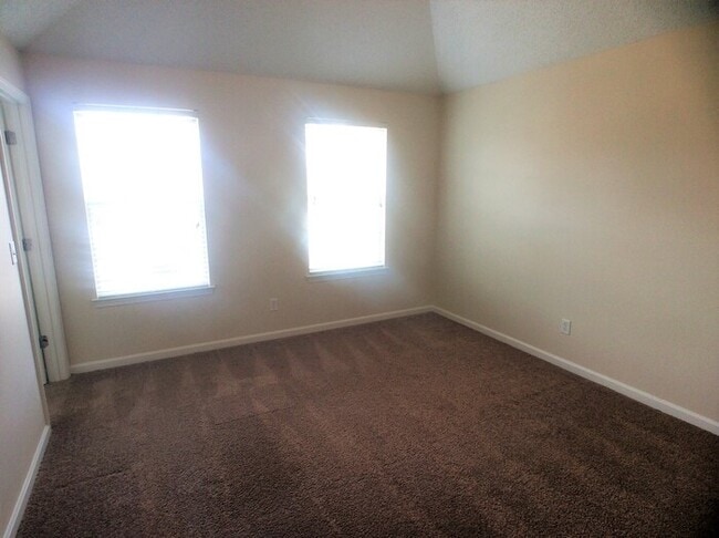 Building Photo - 1894 Roble Dr