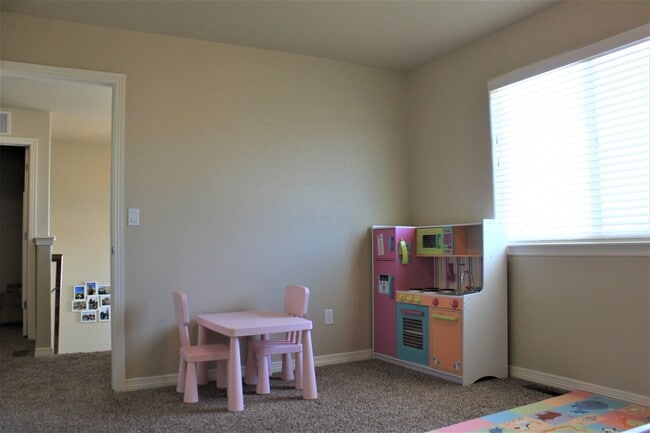Building Photo - 835 Pistol River Way