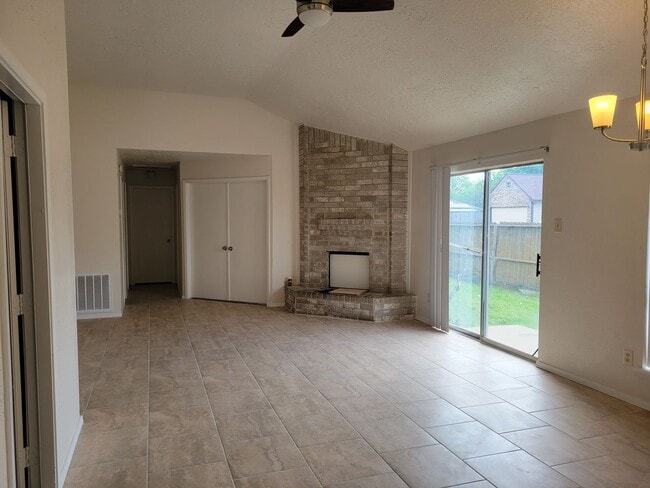 Building Photo - One story, 3 bedroom duplex available!