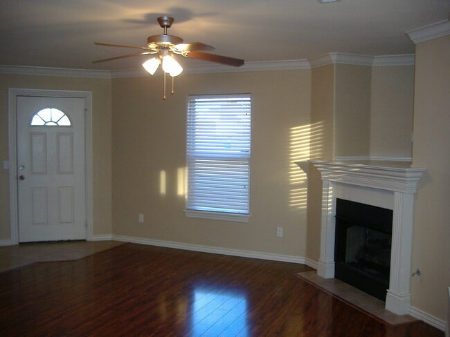 Building Photo - ***898 Oakwood***