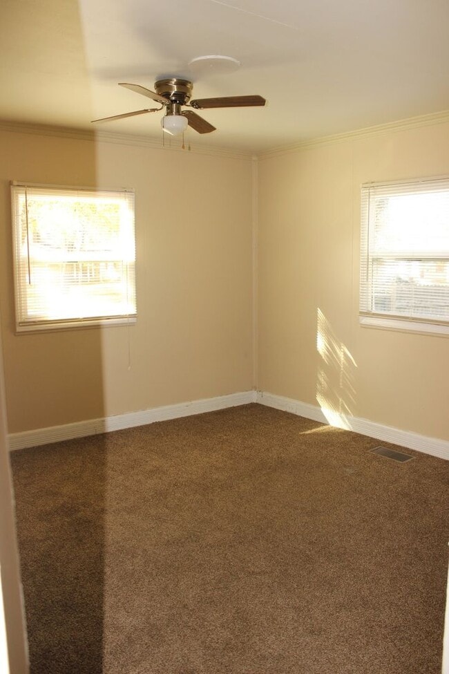 Building Photo - PRELEASING for AUGUST! Close to Campus: Fenced Yard, Garage, and In-Unit Washer and Dryer