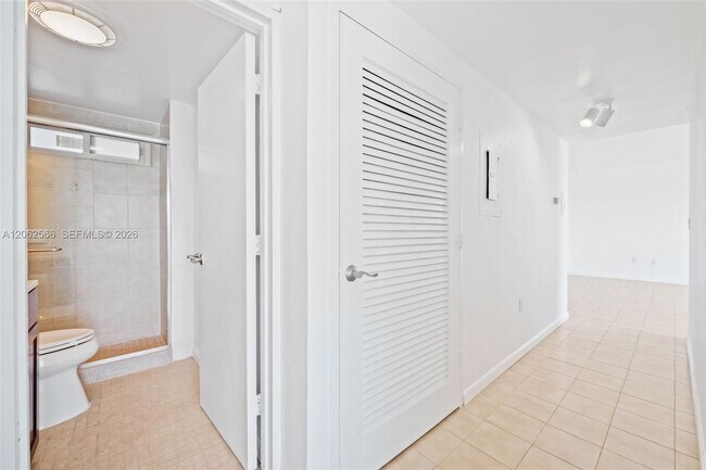 Building Photo - 9101 E Bay Harbor Dr