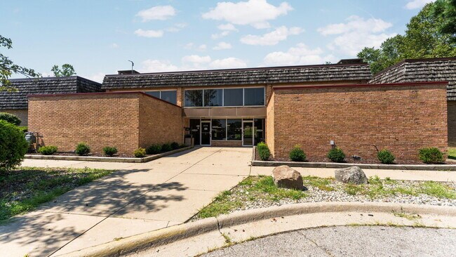 Building Photo - 1225 S Maple Rd