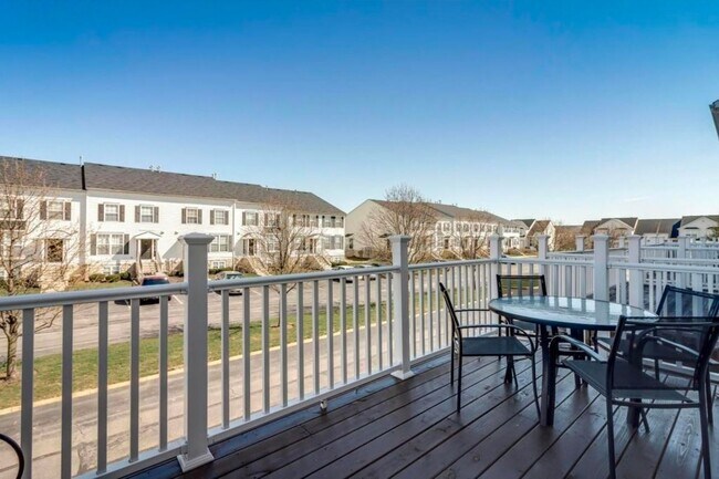 Building Photo - 3 Bed Updated Condo