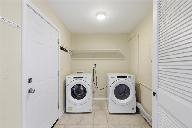 Building Photo - 1590 E Bayside Ct