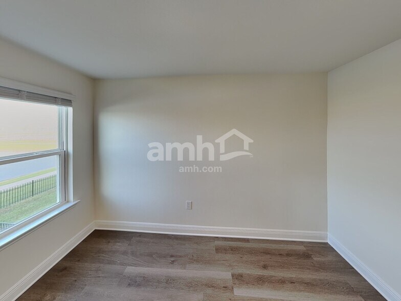 Building Photo - 5976 Sycamore Pl St