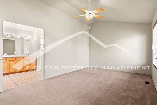 Building Photo - Beautiful 4-bedroom, 3.5-bath home with oversized 2 car garage, AC and enclosed back yard
