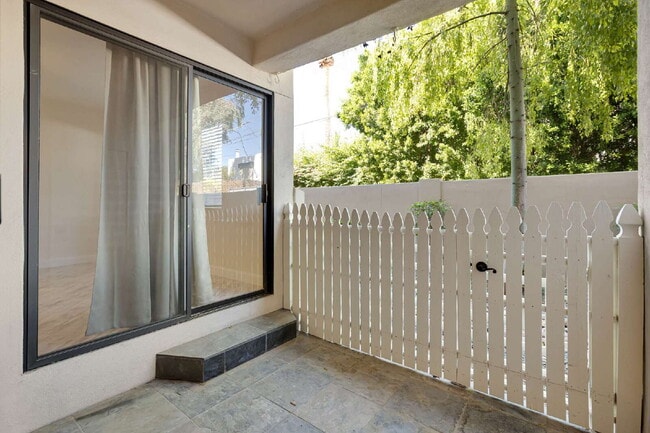 Building Photo - Camelback Corridor Condo now available!