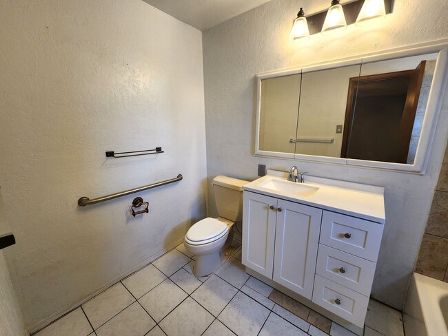 Building Photo - 235 Cottonwood St