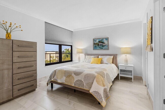 Building Photo - 14 Royal Palm Way