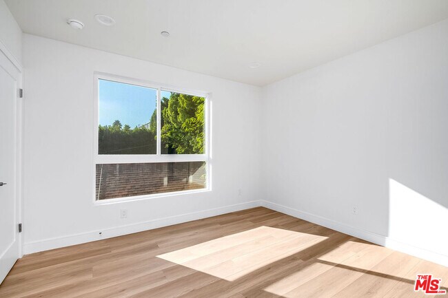 Building Photo - 10803 1/2 Kling St