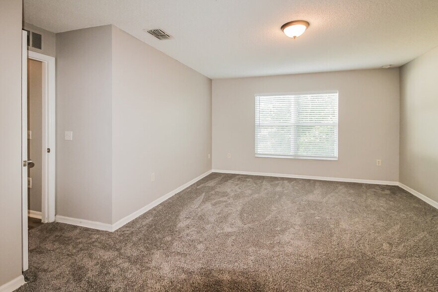 Building Photo - 5342 Woodridge Ln