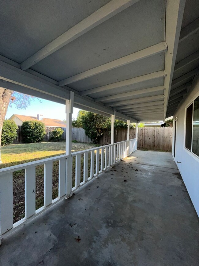 Building Photo - Great Home in North Visalia Available Now!