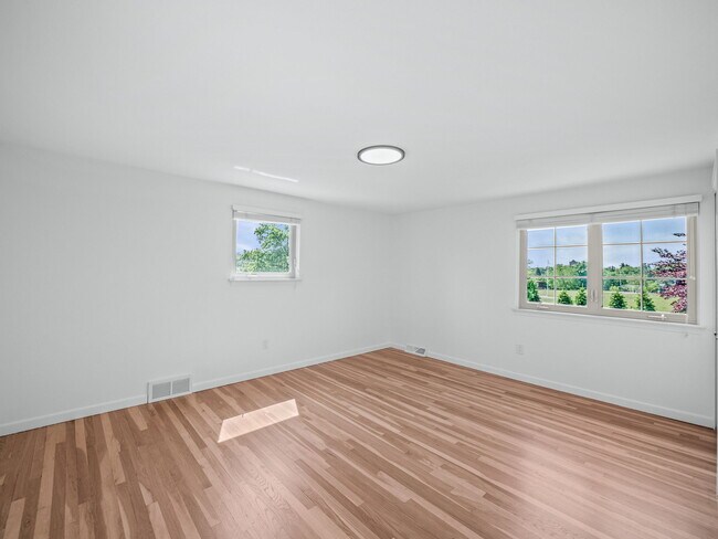 Building Photo - 315 E Hickory Grove Rd