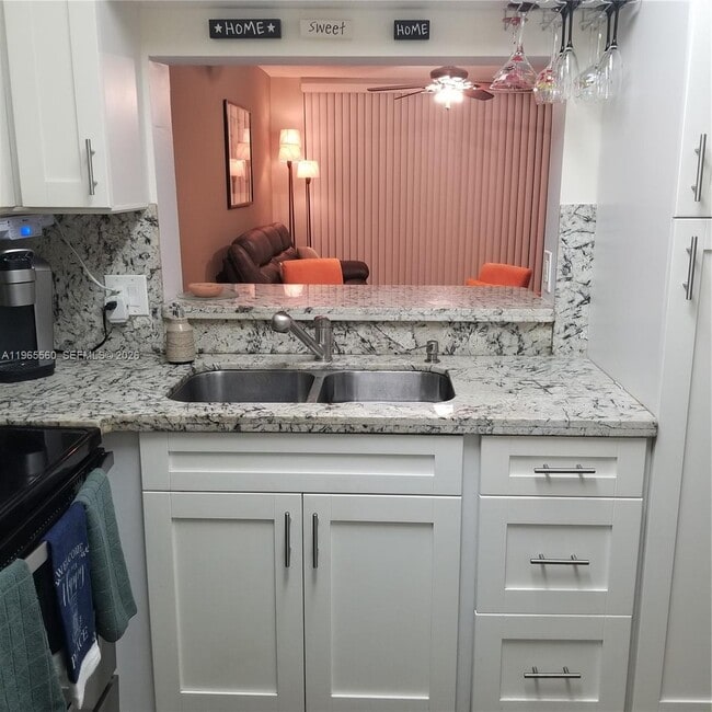 Building Photo - 9470 Poinciana Pl