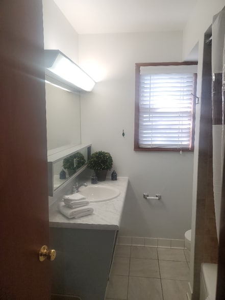 Building Photo - 1215 E Elm St