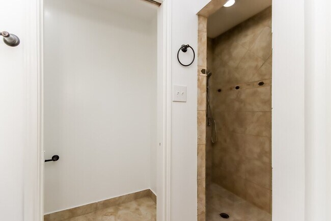 Building Photo - 18718 Timber Trce Dr