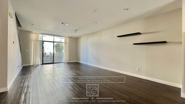 Building Photo - Contemporary Townhouse Living at Its Finest