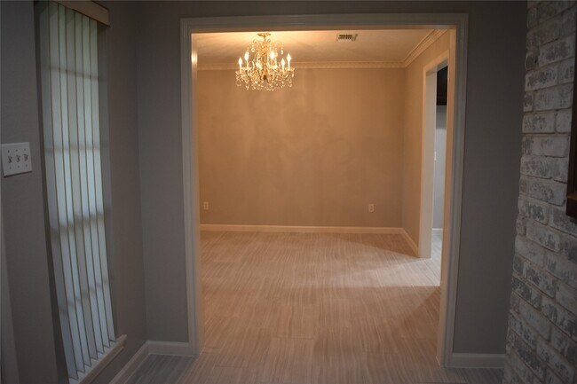 Building Photo - 3110 Springhill Dr