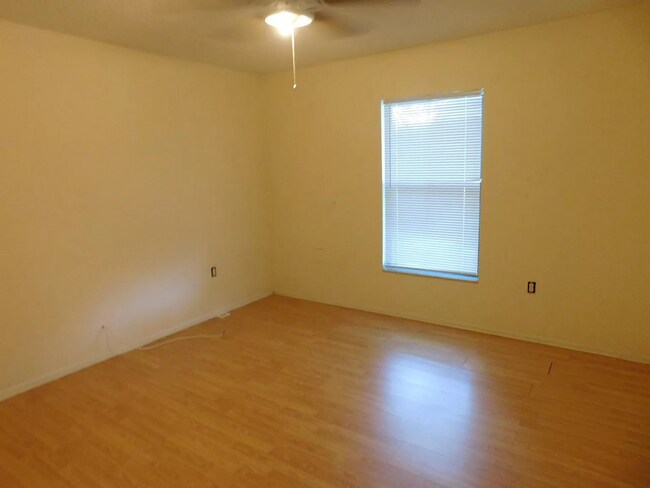 Building Photo - Fantastic 3/2 Home in Sarasota, with Yard ...