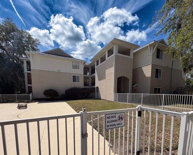 Building Photo - 4BR/4BA Condo off SW 34th Street - available NOW!