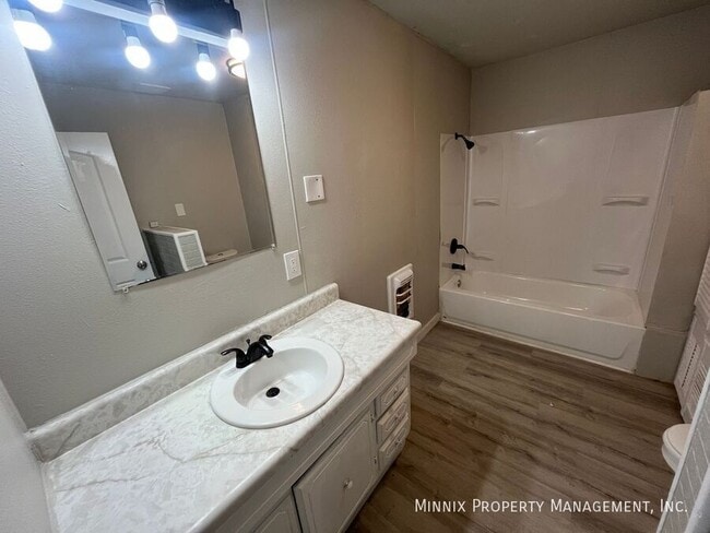 Building Photo - 950 S 10th St