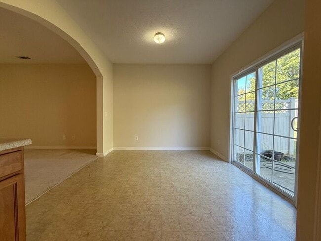 Building Photo - Brentwood - SPACIOUS 3 Bedroom Townhome in Beautiful Neighborhood