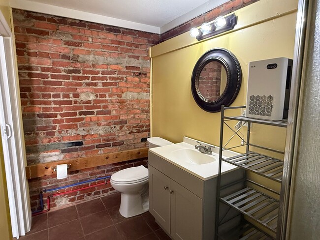 Building Photo - Immaculate Studio Apt. w/All utilities- Less than 5- minute drive to Downtown Bristol!