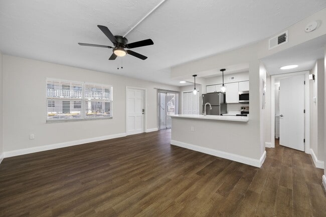 Interior Photo - Breezy Palms