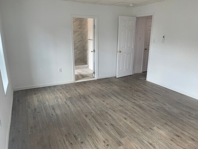 Building Photo - 2nd Floor Modern Renovated 1 Bedroom Parki...