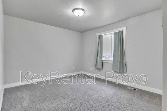 Building Photo - 1042 N 120 E St