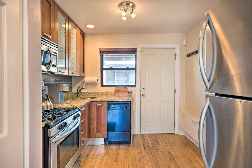 Building Photo - 7423 N Sheridan Rd