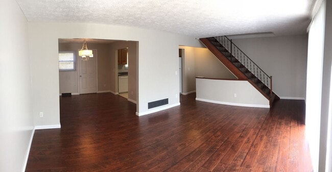 Building Photo - 2 Bedroom Shaler Townhouse with Garage