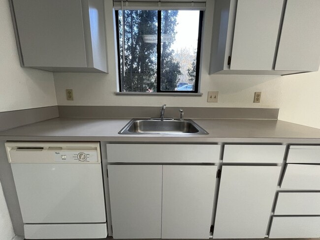 Building Photo - Spacious 2BD/1.5BA Ground-Floor Apartment with Spacious Bedrooms & Modern Kitchen Layout