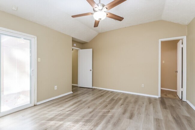 Building Photo - 20030 River Brook Dr