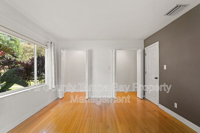 Building Photo - 2725 N Myrtle Ave