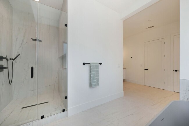 Building Photo - Waterfront 4 bed 4 bath 3,887 sq. ft.
