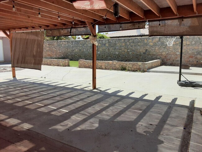 Building Photo - Corner Lot Home in Gated Santa Teresa