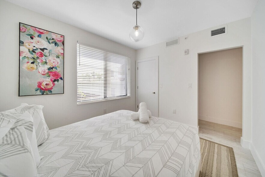 Building Photo - 1317 SW 22nd Ave