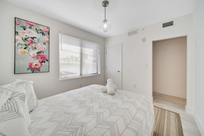 Building Photo - 1317 SW 22nd Ave