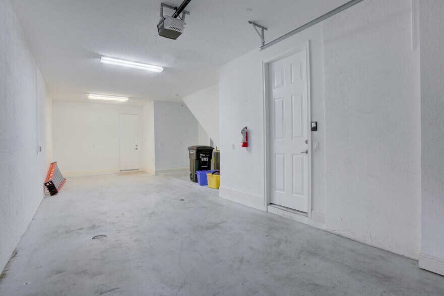 Building Photo - 5113 Artesa Way W