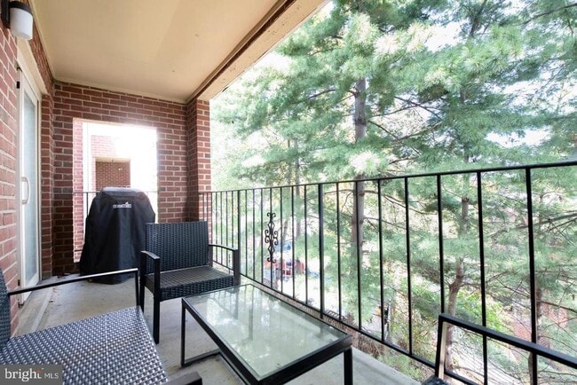 Building Photo - 1849 N Uhle St