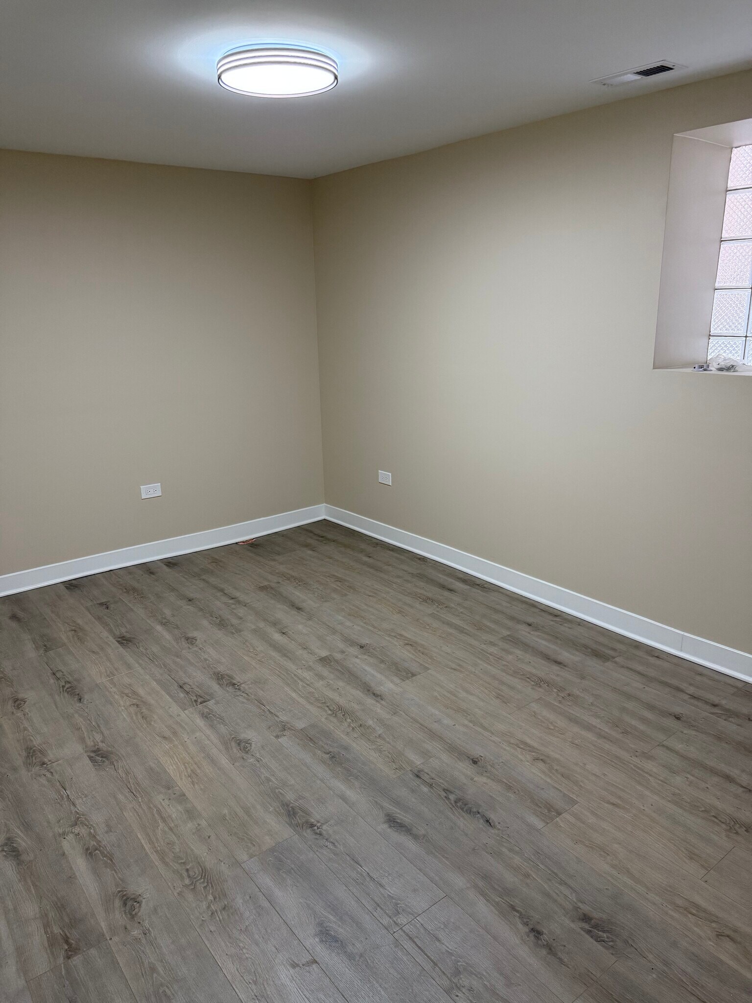 Building Photo - 7123 S Cornell Ave