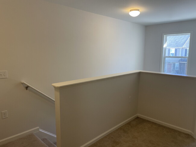 Building Photo - "Charming 2-Bed Townhouse with 2.5 Baths i...